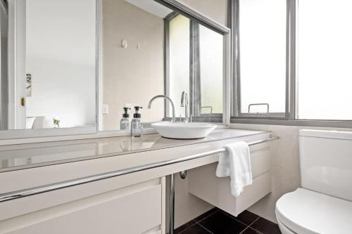 Bilik mandi di Luminous Ensuite Queen Room - Centrally Located