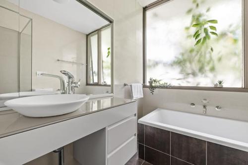 Bilik mandi di Luminous Ensuite Queen Room - Centrally Located