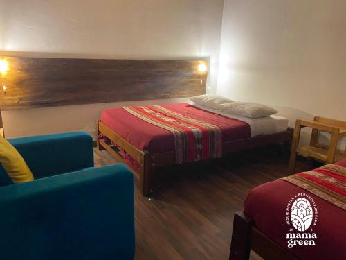 una habitación de hotel con 2 camas y una silla en MAMA GREEN Veggie Hostal & Permaculture Farm, en Urubamba