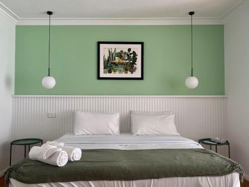 um quarto com uma cama com duas toalhas em Ringtails Motel em Busselton
