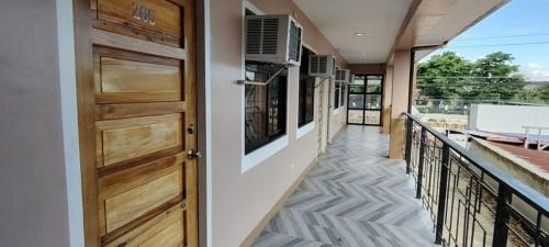 Balkón nebo terasa v ubytování JRJA Suites 2 fronting St Mary's College Tagum