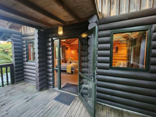 Zimmer mit einer Tür, die zu einem Schlafzimmer führt in der Unterkunft Rainforest Retreat in Franz Josef