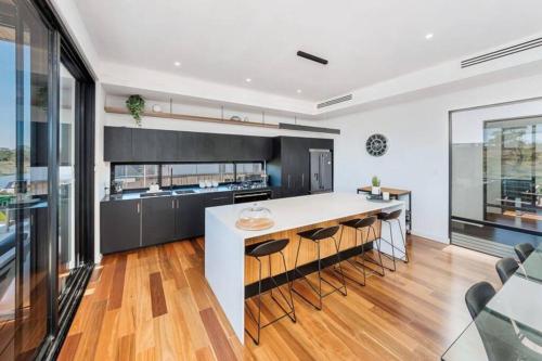 Η κουζίνα ή μικρή κουζίνα στο 30 Marina Way - Mannum Waters