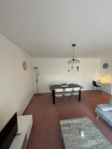 un salon avec une table et des chaises dans l'établissement Appartement Cern Geneve Terrasse Station de ski, à Saint-Genis-Pouilly