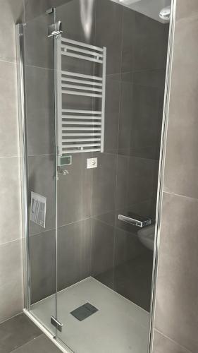 W łazience znajduje się prysznic ze szklanymi drzwiami. w obiekcie Casa Canova - private room in sharing apartment w Trydencie