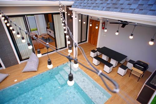 an overhead view of a swimming pool in a house at Nattarin Pool Villa Pattaya-Na Chom Thian in Ban Map Fakthong
