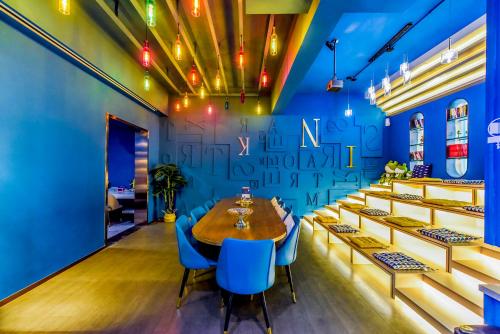 a dining room with blue walls and a table and chairs at Heye Youth Hostel - Xian Bell Tower in Xi'an