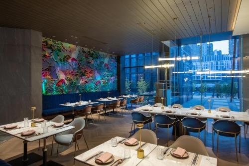 ห้องอาหารหรือที่รับประทานอาหารของ voco Hefei Binhu, an IHG Hotel