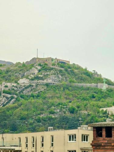 Une colline avec un château en haut dans l'établissement T2 Berriat - Proche Gare & Centre - Tout Equipé avec Wifi, à Grenoble