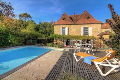 une maison avec une piscine devant une maison dans l'établissement Luxury villa in Domme: Pool and Breathtaking View, à Domme