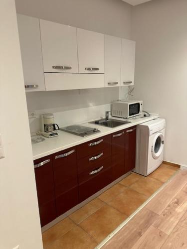 Leonardo's Sweet Hotel في Tappenbeck: مطبخ مع موقد وميكروويف