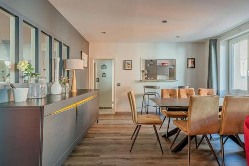 une cuisine et une salle à manger avec une table et des chaises dans l'établissement T2 Historique du XVIIIeme - Calme & Tout Equipé avec Wifi, à Grenoble