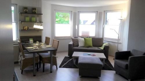 ein Wohnzimmer mit Tisch und ein Esszimmer in der Unterkunft Talstation in Braunlage