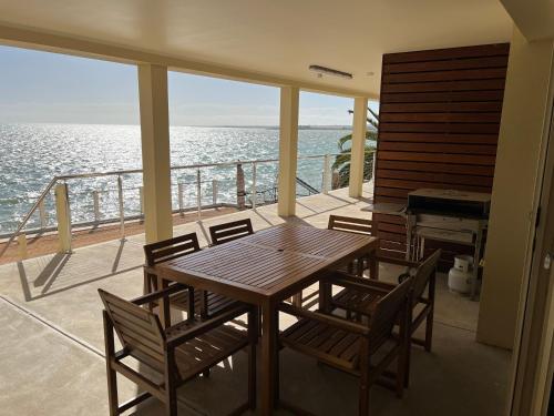 stół i krzesła na balkonie z widokiem na ocean w obiekcie Beachside & Jetty View Apartment 2 -Skippers Apartment w mieście Streaky Bay