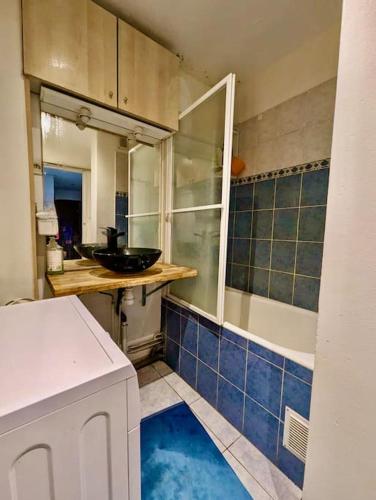 une petite cuisine avec un évier et un comptoir dans l'établissement Chambre au Cœur Grenoble - Calme & Tout Equipé avec WIFI, à Grenoble