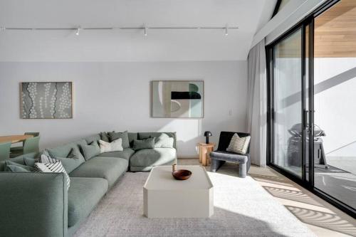 Χώρος καθιστικού στο RIVA 202Espy - Brand new luxury beachfront - Sleeps 8