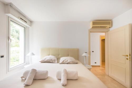 - une chambre blanche avec un grand lit et 2 oreillers dans l'établissement Penthouse Monte Carlo Vista, à Beausoleil
