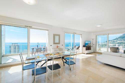 une salle à manger avec vue sur l'océan dans l'établissement Penthouse Monte Carlo Vista, à Beausoleil