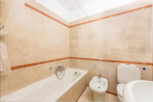 une salle de bain avec une baignoire, des toilettes et un lavabo dans l'établissement Penthouse Monte Carlo Vista, à Beausoleil