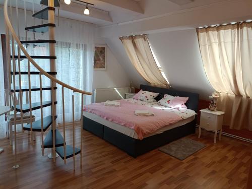 1 dormitorio con 1 cama y escalera de caracol en Pension DonauBlick Grein 2 in Stifterstrasse19. (2 Apartment ) en Grein