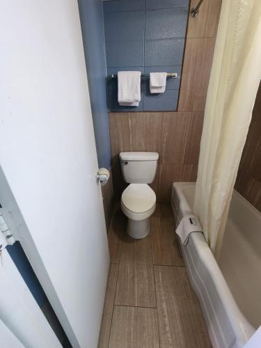 Guest House Motel في قرطاج: حمام صغير مع مرحاض وحوض استحمام