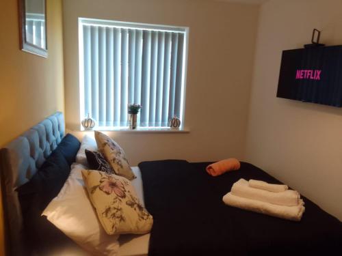 เตียงในห้องที่ Inviting 4-Bed Apartment in Walsall