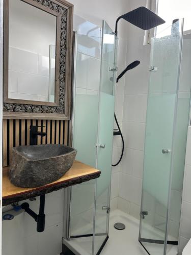 ein Bad mit einem Waschbecken und einem Spiegel in der Unterkunft Schönes City-Apartment mit 2 Schlafzimmer, Parkplatz, ruhig und hell, D46-DG in Oldenburg