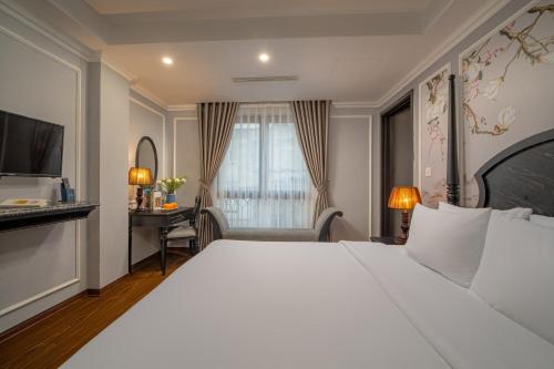 Postel nebo postele na pokoji v ubytování Amara Hanoi Hotel and Spa