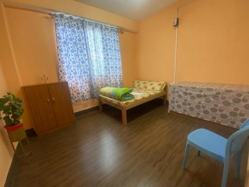 ein kleines Zimmer mit einem Sofa und einem Fenster in der Unterkunft Ritesh BNB in Gangtok