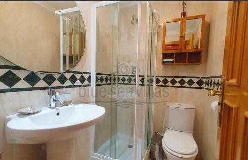 Vannituba majutusasutuses 2 bedrooms apartement with city view shared pool and jacuzzi at Las Cunas Palomares 7 km away from the beach