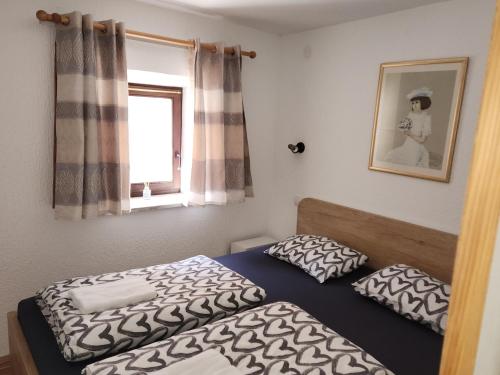 um quarto com 2 camas e uma janela em Spring rest em Bled