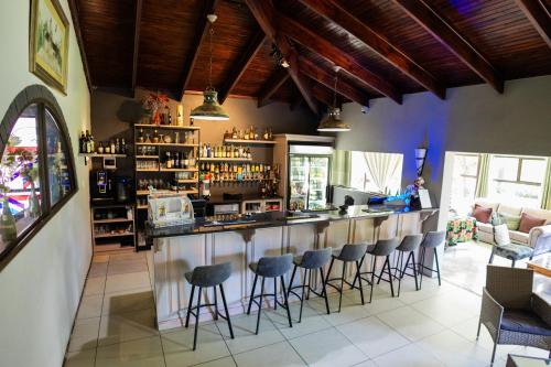 een bar in een restaurant met krukken bij Lavender Hill Country Estate and Wedding Venue in Bethlehem