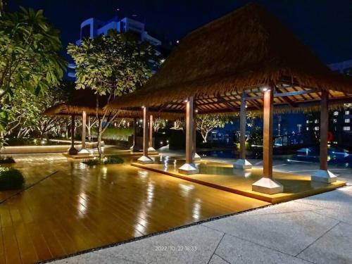 Swimmingpoolen hos eller tæt på Apartemen one icon residence