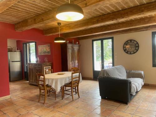 un salon avec une table et un canapé dans l'établissement Gîte de L'Embuissonnade, à Montfuron