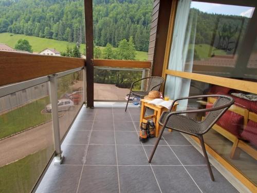 米茹的住宿－Les Berlicants，美景阳台,配有两把椅子和一张桌子