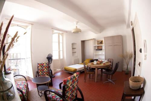 un salon avec une table et une salle à manger dans l'établissement Charmant 2 pièces Halles de Toulon, à Toulon