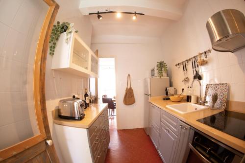 une petite cuisine avec un évier et un réfrigérateur dans l'établissement Charmant 2 pièces Halles de Toulon, à Toulon