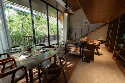 Piece Lio Resort from Japan في إل نيدو: غرفة مع طاولة وكراسي وغرفة معيشة
