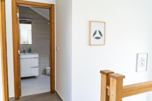 una cocina con una puerta que da a un baño en Surfness Lodge en Baleal