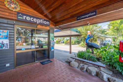 una tienda con una gran estatua de pavo real delante de ella en BIG4 Tasman Holiday Parks - South Mission Beach, en South Mission Beach