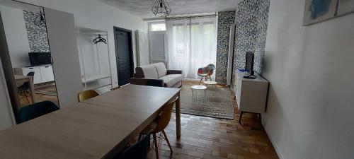 Μια τηλεόραση ή/και κέντρο ψυχαγωγίας στο Villa Jean Julien - Le Sancy - Wifi - 2 chambres - 2 Salles d'eau - Rdc - 8 personnes - Terrasse