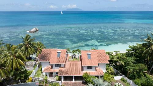 - une vue aérienne sur une maison et l'océan dans l'établissement Ocean View Villa - Beauvallon villas, à Beau Vallon