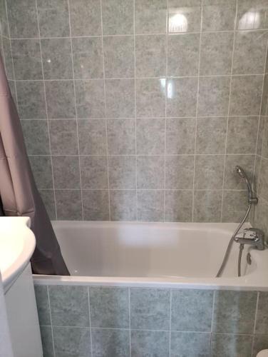 La salle de bains est pourvue d'une baignoire et d'un lavabo. dans l'établissement La provençale, à Saint-Saturnin-lès-Avignon