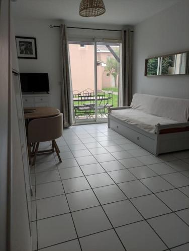 une chambre avec un lit, une table et un bureau dans l'établissement La provençale, à Saint-Saturnin-lès-Avignon