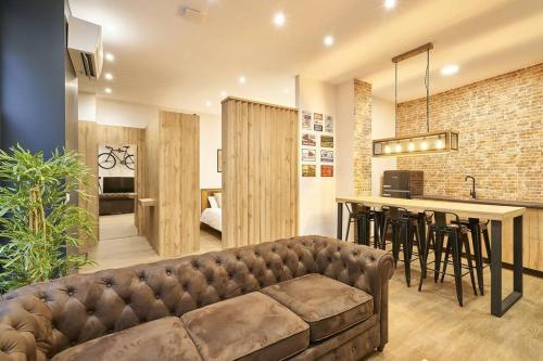sala de estar con sofá y cocina en Loft diseño el taller del abuelo con parking en Salamanca