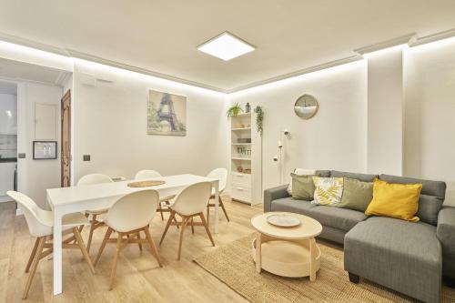 uma sala de estar com uma mesa e um sofá em Precioso alojamiento Barrio del Oeste em Salamanca