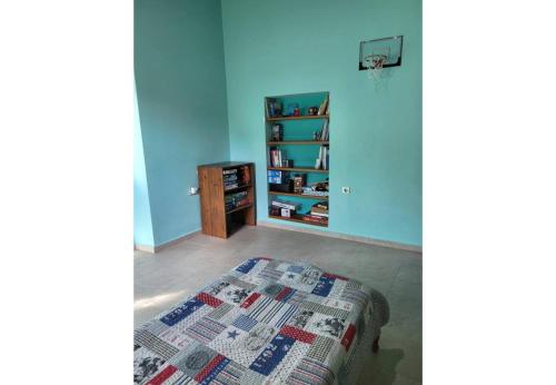 Una cama o camas en una habitación de Villa Two Pine Trees