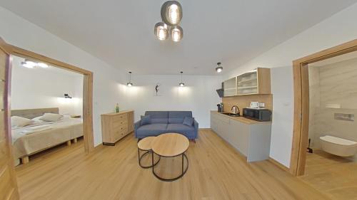 sypialnia z łóżkiem i stołem w pokoju w obiekcie Apartament ARKA w mieście Jarosławiec