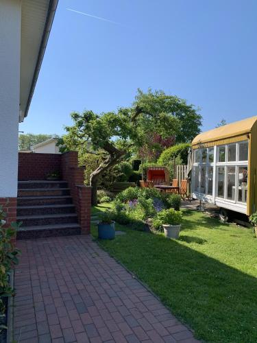 a house with a garden with a train in the yard at Ferienwohnung Alte Liebe in Cuxhaven