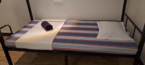 ein Bett mit einem Hut drauf in der Unterkunft Pearl Bungalow Trincomalee in Trincomalee